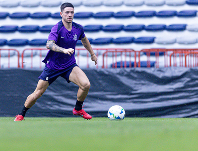Garro em treino do Corinthians no Equador
