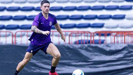 Garro em treino do Corinthians no Equador