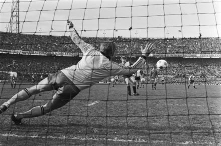 Nico Jansen bate o penlti num Feyenoord x Ajax em 1976