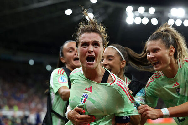 Itali Schittert en Bereikt Kwartfinales Women's Euro na Spannende Overwinning