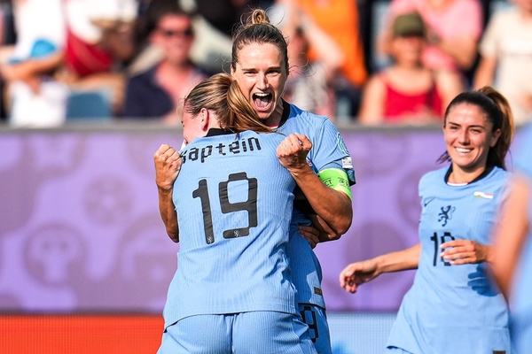 Indrukwekkende entree van Nederland op een middag ter ere van Miedema
