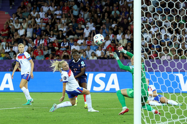 Frankrijk Behaalt Nipte Overwinning op Engeland in Spannende Euro 2025 Wedstrijd